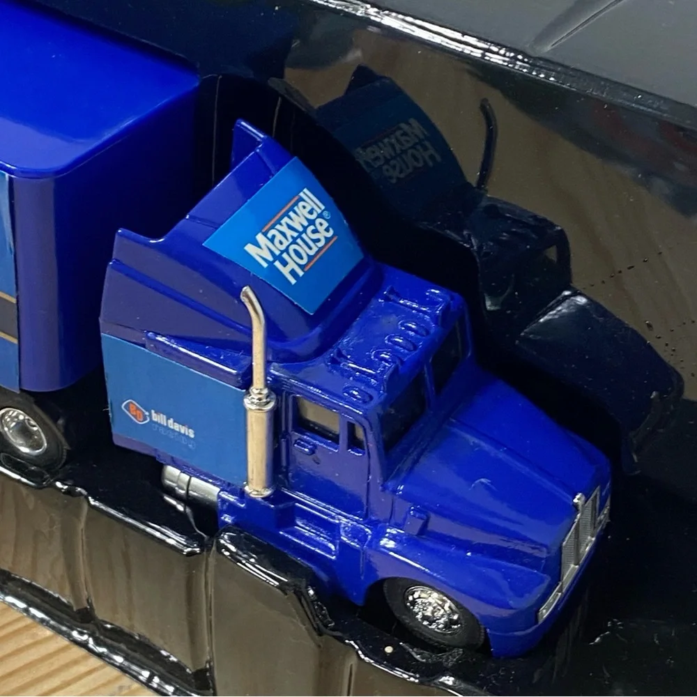 Racing Champions Maxwell House Raceway 1993 NASCAR Racing Team Transporter 1:64